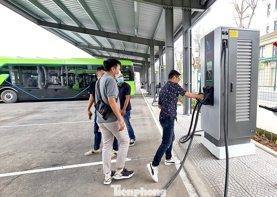 Các trạm sạc pin sử dụng năng lượng điện mặt trời được trang bị tại các điểm depot và nhà ga cuối.