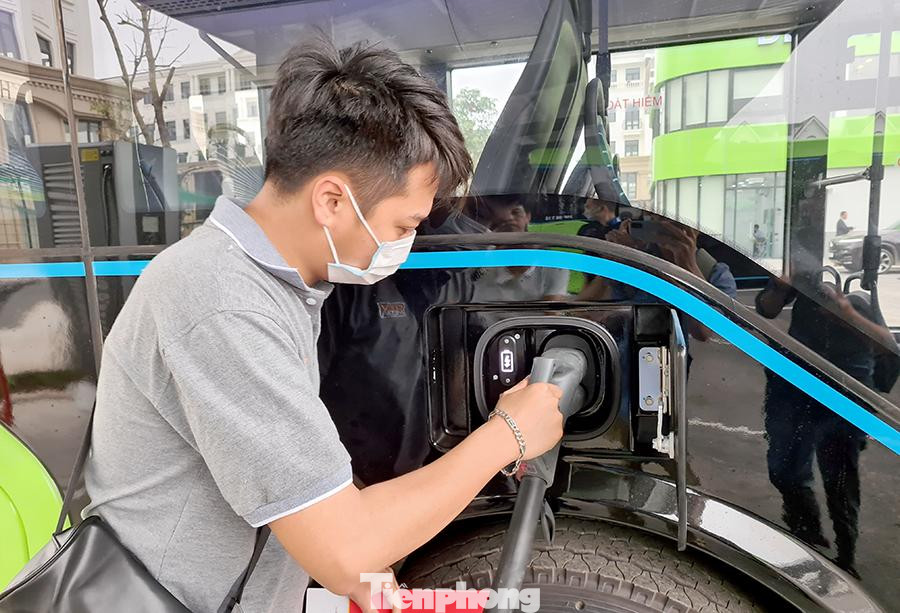 Mỗi lần sạc khoảng 2 tiếng đủ năng lượng cho xe hoạt động liên tục từ 220-260km.