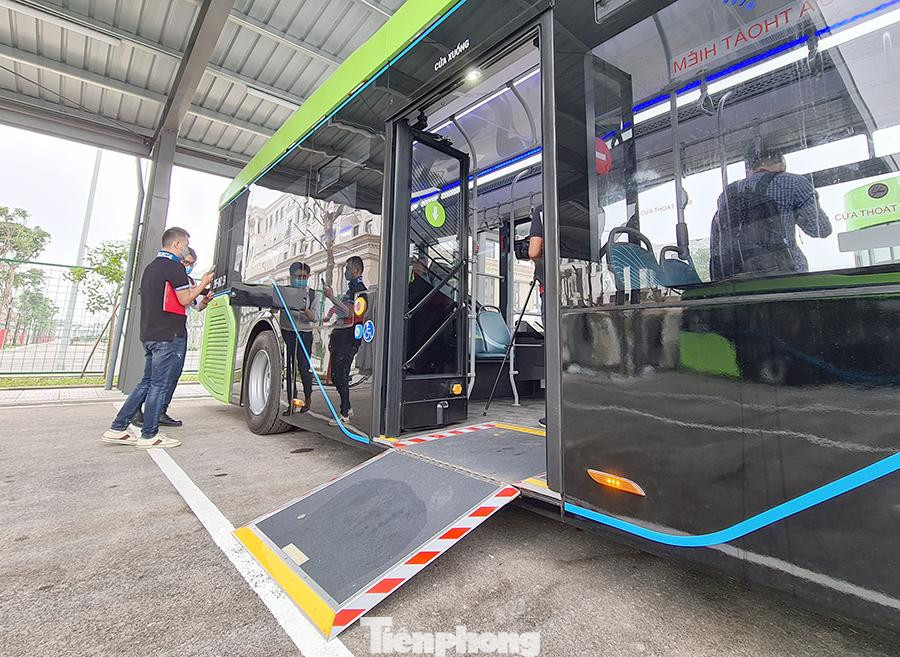 Vận hành tuyến xe buýt điện đầu tiên của Việt Nam ảnh 7