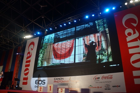 Bức ảnh đạt giải Nhất chủ đề Cửa sổ với hoạt động thường ngày được ghi lại mang tính nghệ thuật cao