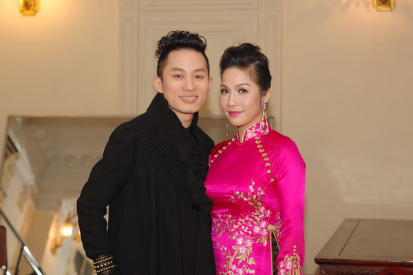 Không chỉ sánh đôi hát trên sân khấu, đôi ca sĩ này còn sánh vai ngoài sảnh chờ