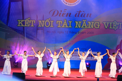 Văn nghệ chào mừng diễn đàn "kết nối tài năng Việt". Ảnh : Hồng Vĩnh