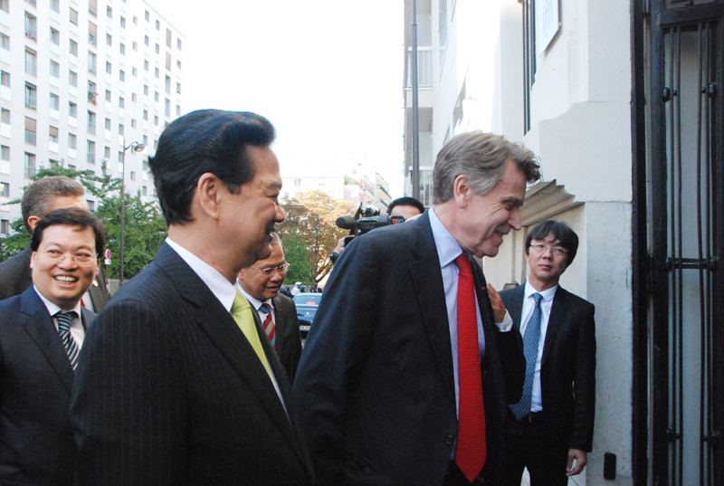 Ngài Viện trưởng Thierry de Montbrial, Giám đốc điều hành, IFRI đón đợi Thủ tướng Nguyễn Tấn Dũng và Đoàn ĐB Việt Nam ngay cửa chính chỗ đỗ ô tô