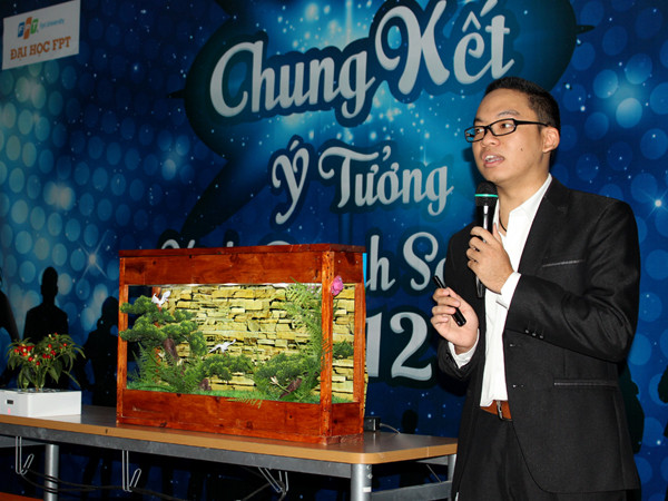 Phạm Ngọc Thắng, nhóm trưởng Green Plus trình bày ý tưởng hộp cây thế hệ mới bằng sản phẩm thật