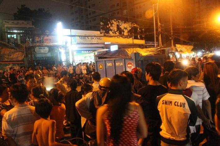 Hàng trăm người dân hiếu kì vây quanh hiện trường tai nạn