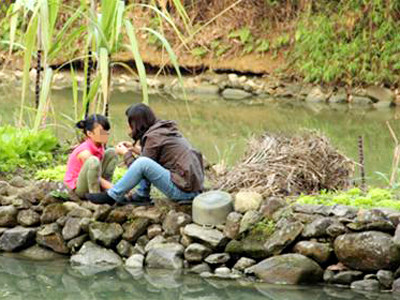 Bé Thảo (trái) nói không còn sợ “gã điên” ấy nữa nhưng cuộc sống của em vẫn đầy nỗi ám ảnh