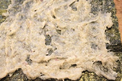 Bước 4: - Dùng thìa phết hỗn hợp một lớp tôm mỏng lên bề mặt lá rong biển.