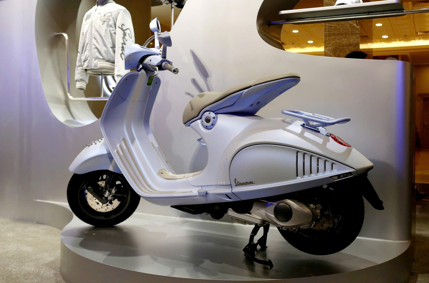 Vespa 946 Snake có kích thước dài x rộng x cao là 1.965 x 730 x 1.405 mm. Xe sử dụng bộ khung liền khối bằng thép, la-zăng 12 inch.