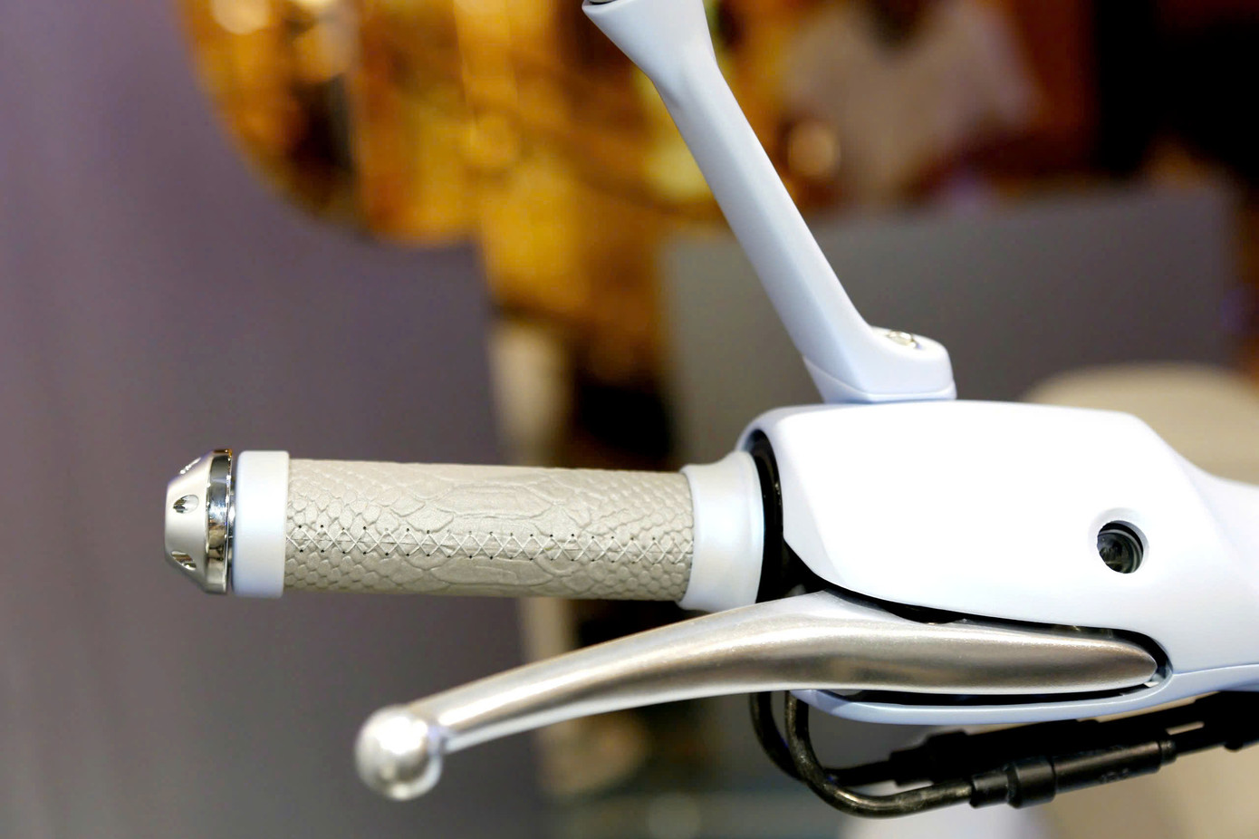 Trong khi đó, các chi tiết như tay lái và yên xe được thiết kế mô phỏng da rắn thuộc.