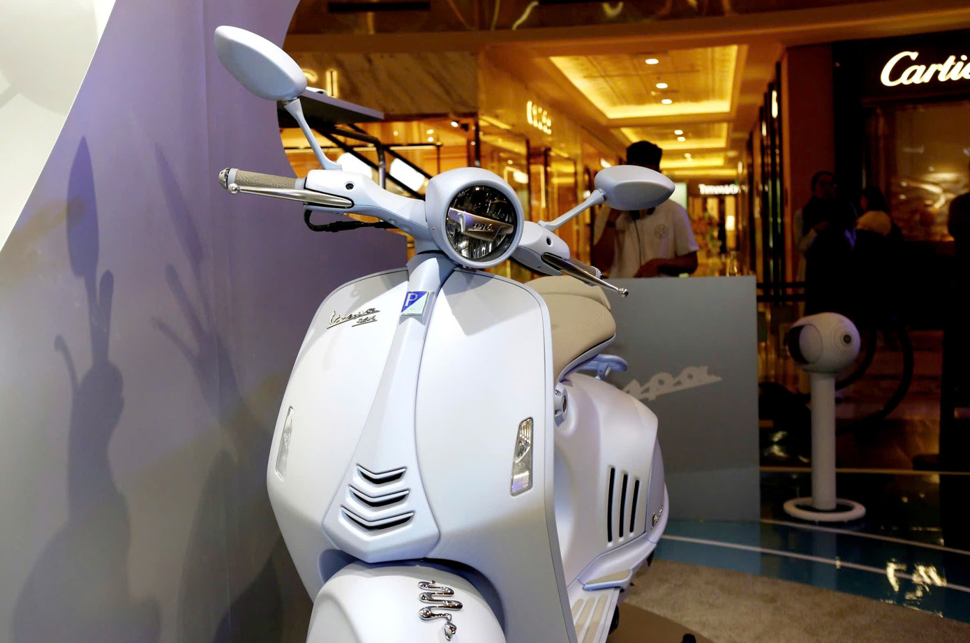 Điểm nhấn của chiếc 946 Snake nằm ở biểu tượng rắn 3D được mạ chrome sáng bóng xuất hiện ở nắp bình xăng và chắn bùn trước. Đèn pha và đèn hậu trên xe sử dụng công nghệ LED.