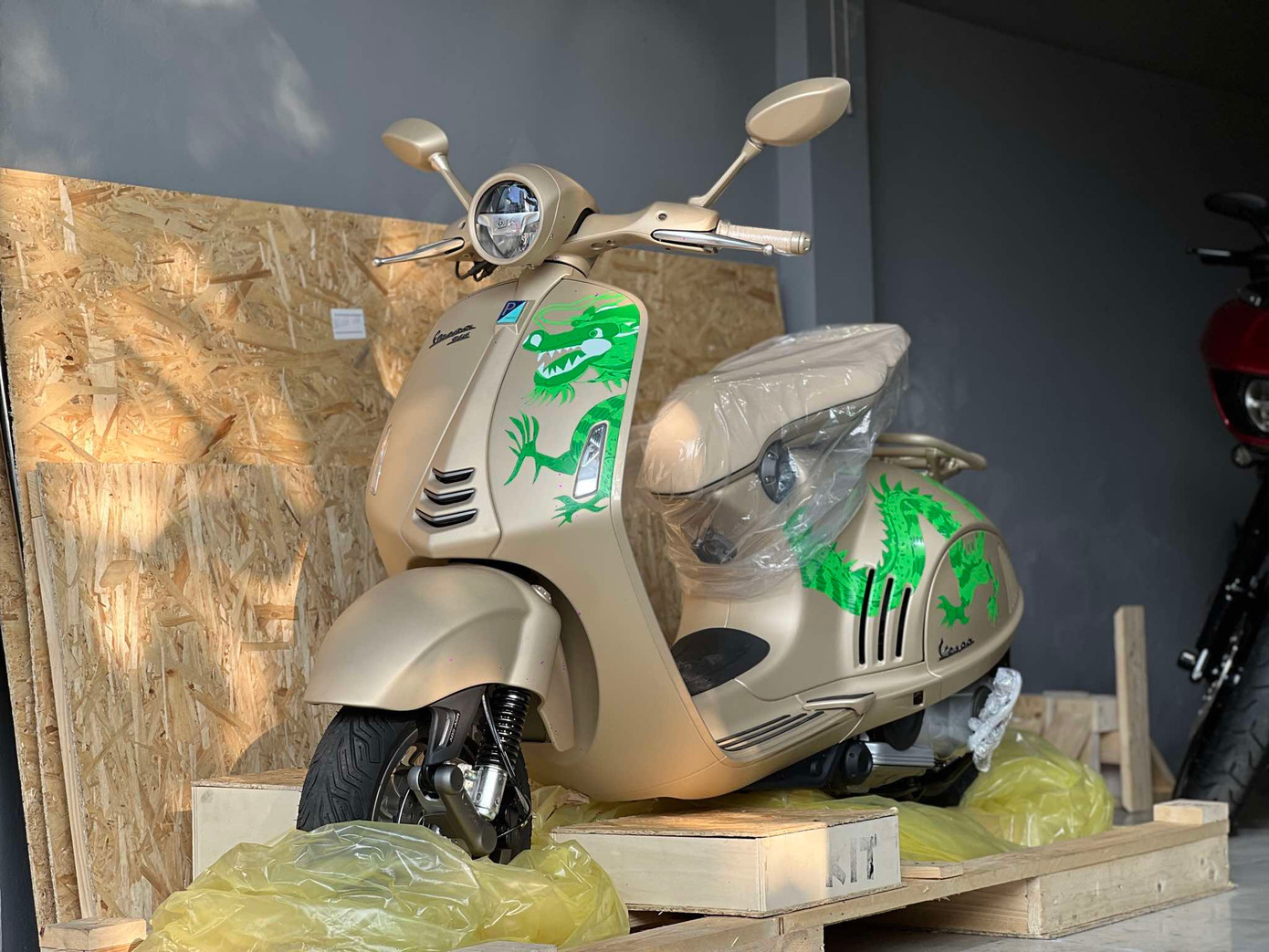 Năm 2024, phiên bản Rồng của chiếc Vespa 946 cũng được đưa về thị trường Việt Nam và tạo ra "cơn sốt" về giá bán. Mẫu xe có tên Vespa 946 Dragon được hãng xe Italia sản xuất nhằm chào đón năm Giáp Thìn 2024, với số lượng giới hạn 1.888 chiếc trên toàn cầu. Tại một số cơ sở kinh doanh xe máy tư nhân, 946 Rồng được rao bán vào khoảng gần 800 triệu đồng, trong khi giá bán chính hãng là 455 triệu đồng.