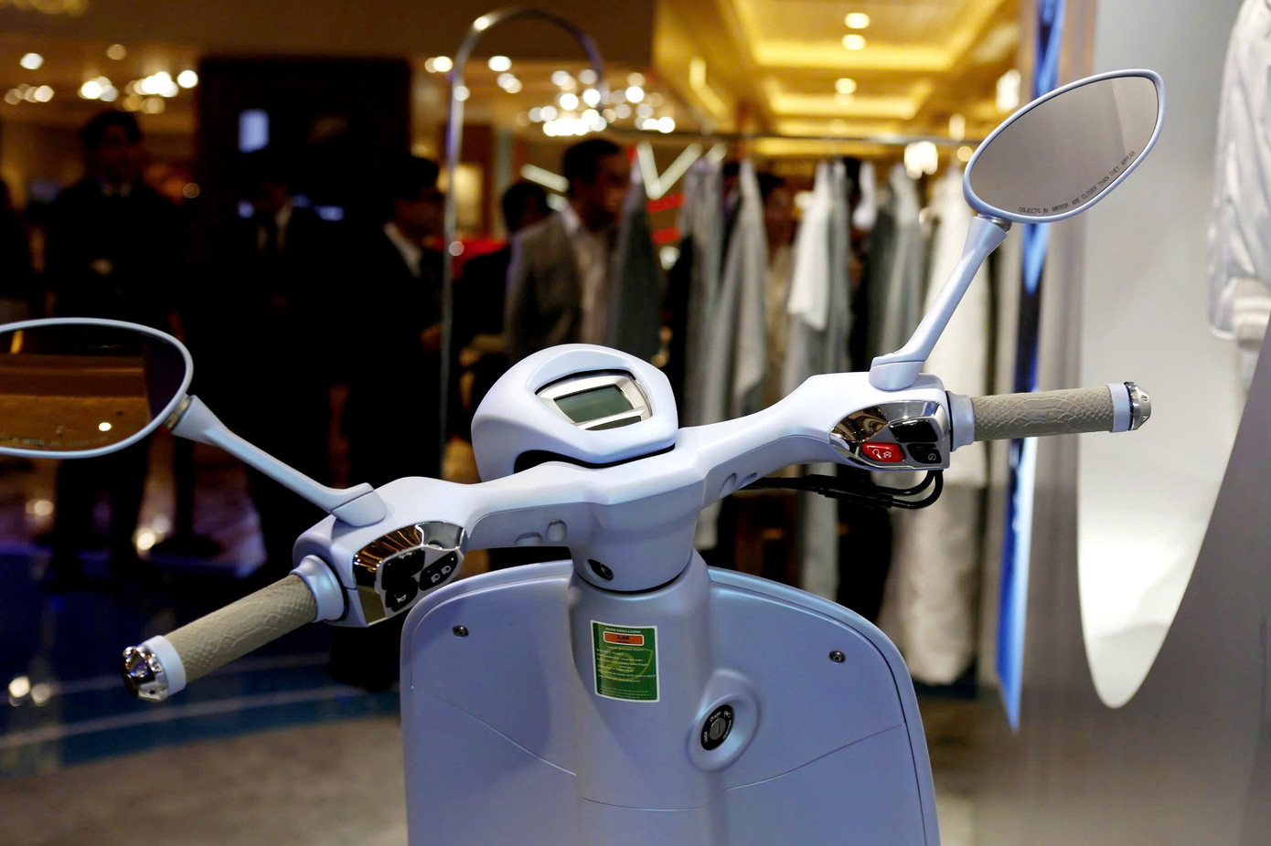 Vespa 946 Snake tại Việt Nam được trang bị động cơ 155cc, làm mát bằng không khí, phun xăng điện tử tương tự các phiên bản đặc biệt dịp Tết trước đó. Ngoài ra, xe được trang bị các tính năng an toàn như hệ thống phanh ABS 2 kênh và hệ thống kiểm soát lực kéo ASR.