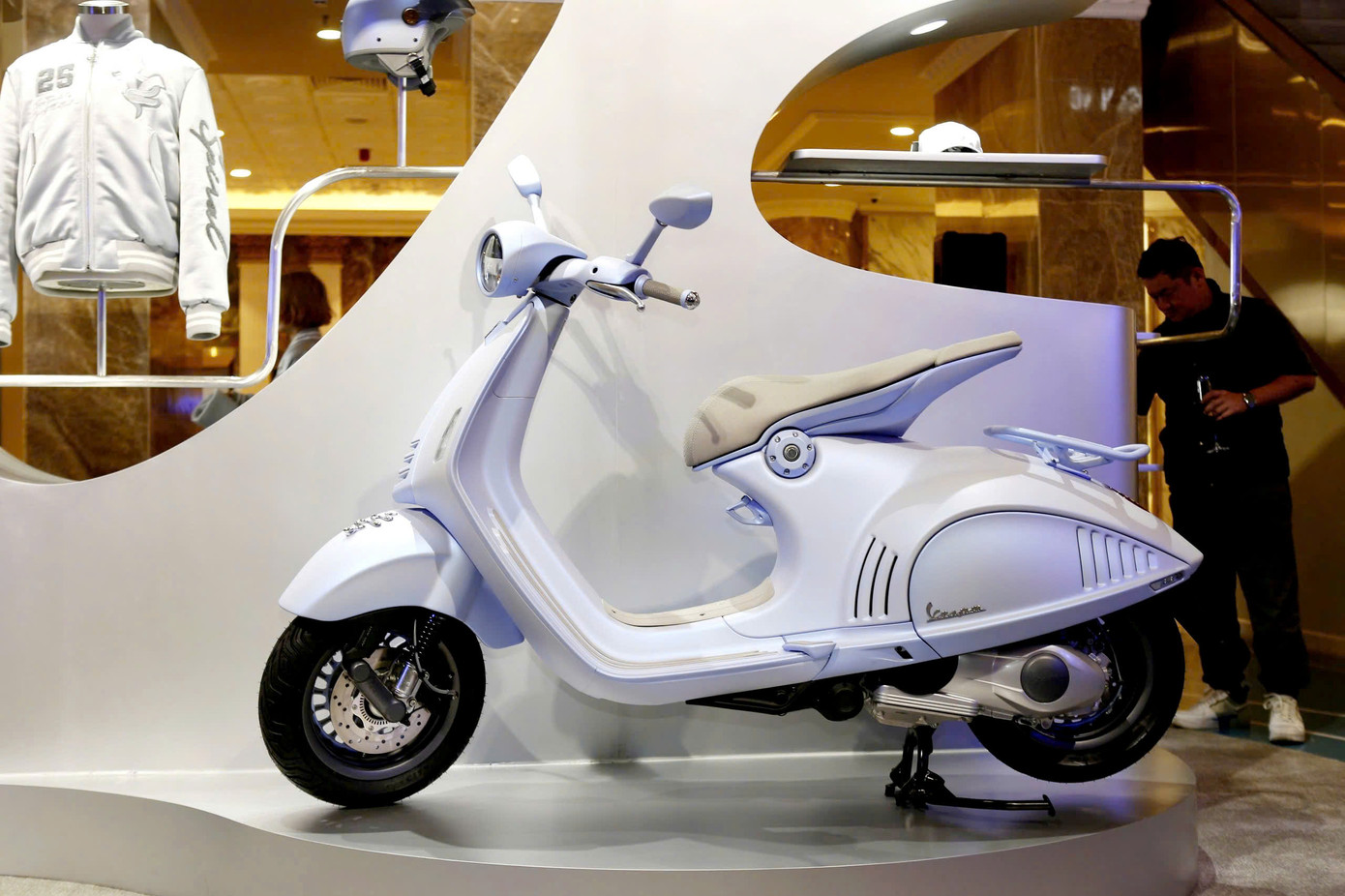 Có 888 chiếc Vespa 946 Snake được sản xuất trên toàn cầu, mỗi chiếc mang một số seri độc nhất.