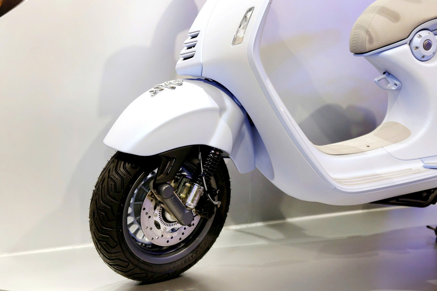 Xe được trang bị hệ thống treo trước gắp đơn với lò xo cuộn và giảm xóc đơn. Giảm xóc sau là loại thủy lực đơn.