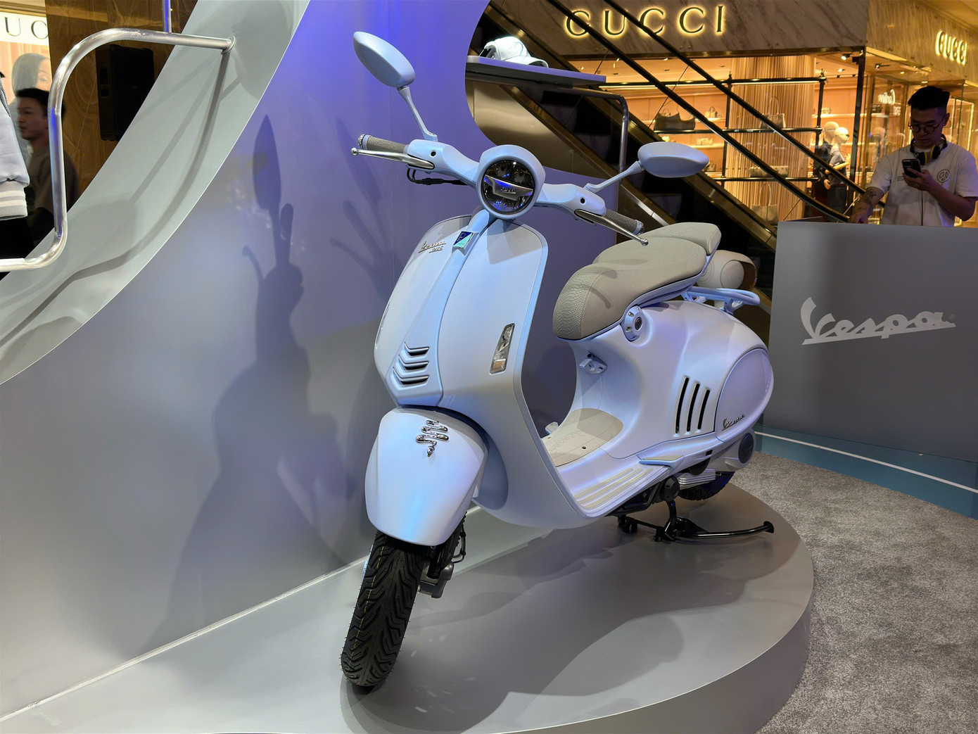 Vespa 946 phiên bản Rắn (Snake) là mẫu xe giới hạn được thiết kế theo chủ đề linh vật rắn - con giáp đại diện của năm âm lịch 2025 (Ất Tỵ). Mẫu xe năm nay sở hữu lớp sơn xanh ánh kim được nhà sản xuất mô tả là lấy cảm hứng từ mùa đông và băng giá.