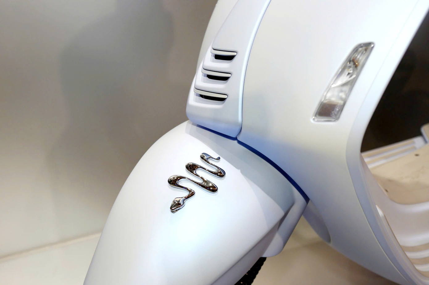 Biểu tượng rắn ở phần đầu xe.