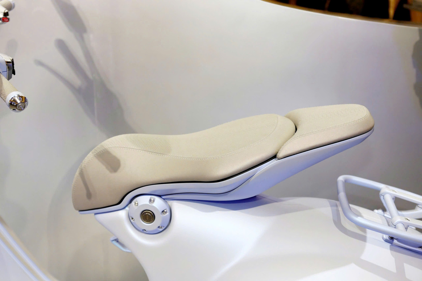 Hệ thống yên đôi được trang trí với họa tiết da rắn. Phần đuôi xe được gắn thêm giá chở hàng.