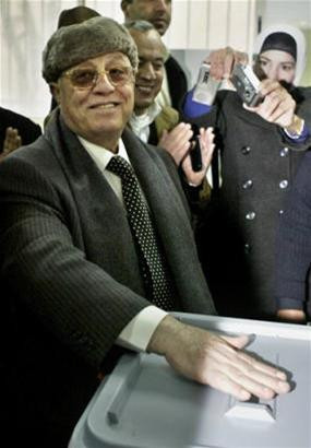 Thủ tướng Palestin Ahmed Qurei tham gia bỏ phiếu tại ngoại ô Jerusalem Ứng cử viên Mahmoud Abbas tham gia bỏ phiếu tại Ramallah thuộc khu Bờ Tây Ứng cử viên Mustafa Barghouti tham gia bỏ phiếu ở khu Bờ Tây Một phụ nữ Palestin bỏ phiếu tại trại tỵ nạnRafah, phía Nam dải Gaza Rauhi Fattouh, thành viên ban giám sát tổ chức bầu cử Palestin tham gia bỏ phiếu tại trại tỵ nạn Rafah Nhiều người dân Palestin đã đến các địa điểm bỏ phiếu từ sáng sớm để tham gia cuộc bỏ phiếu