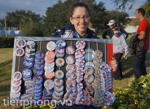 Logo và đồ lưu niệm in hình Romney