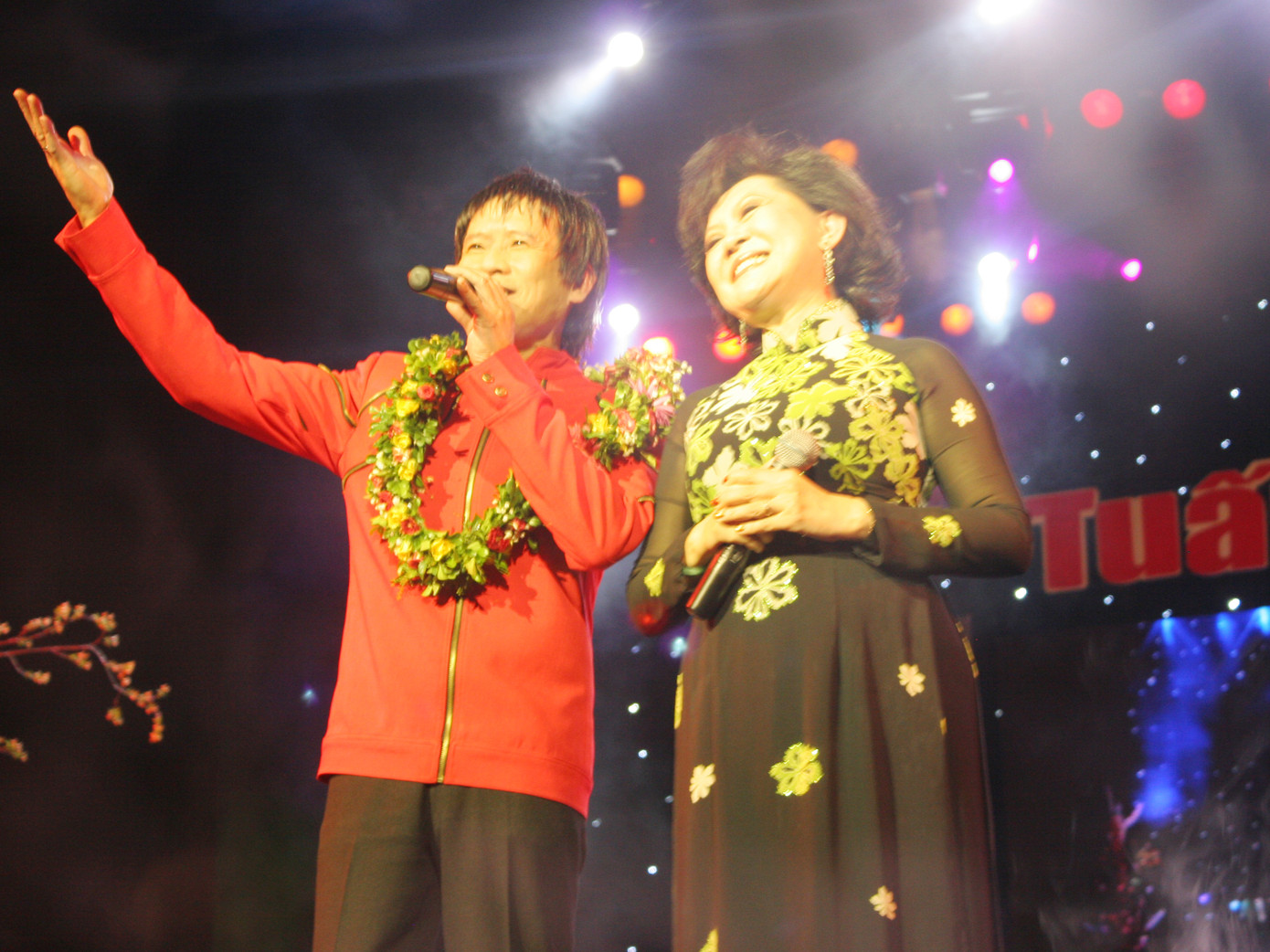 Tuấn Vũ và Giao Linh trên sân khấu Nhà hát Lớn Hà Nội tối 11-8. Tuấn Vũ và Giao Linh trên sân khấu Nhà hát Lớn Hà Nội tối 11-8