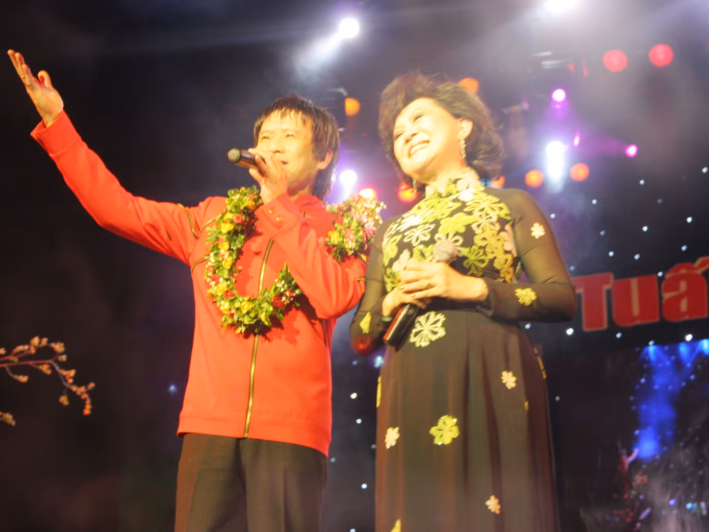 Tuấn Vũ và Giao Linh trên sân khấu Nhà hát Lớn Hà Nội tối 11-8