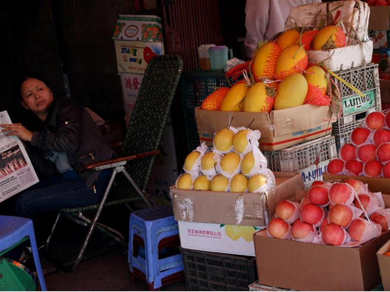 Người phụ nữ này mấy hôm nay chỉ nhập 2/3 lượng hàng so với trước nhưng vẫn ế ẩm. Người mua hàng bắt đầu "kỵ" hoa quả bóng mượt bắt mắt. Một thùng quýt vàng ươm, da nhẵn bóng chỉ có giá 120 nghìn đồng nhưng người mua vẫn e dè.