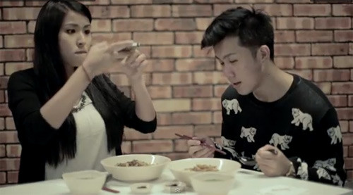 Một cảnh rất quen thuộc, chụp ảnh món ăn. Và để có một bức ảnh đẹp khoe bạn bè trên mạng, đôi khi các cô gái bắt bạn trai đói meo vì chờ