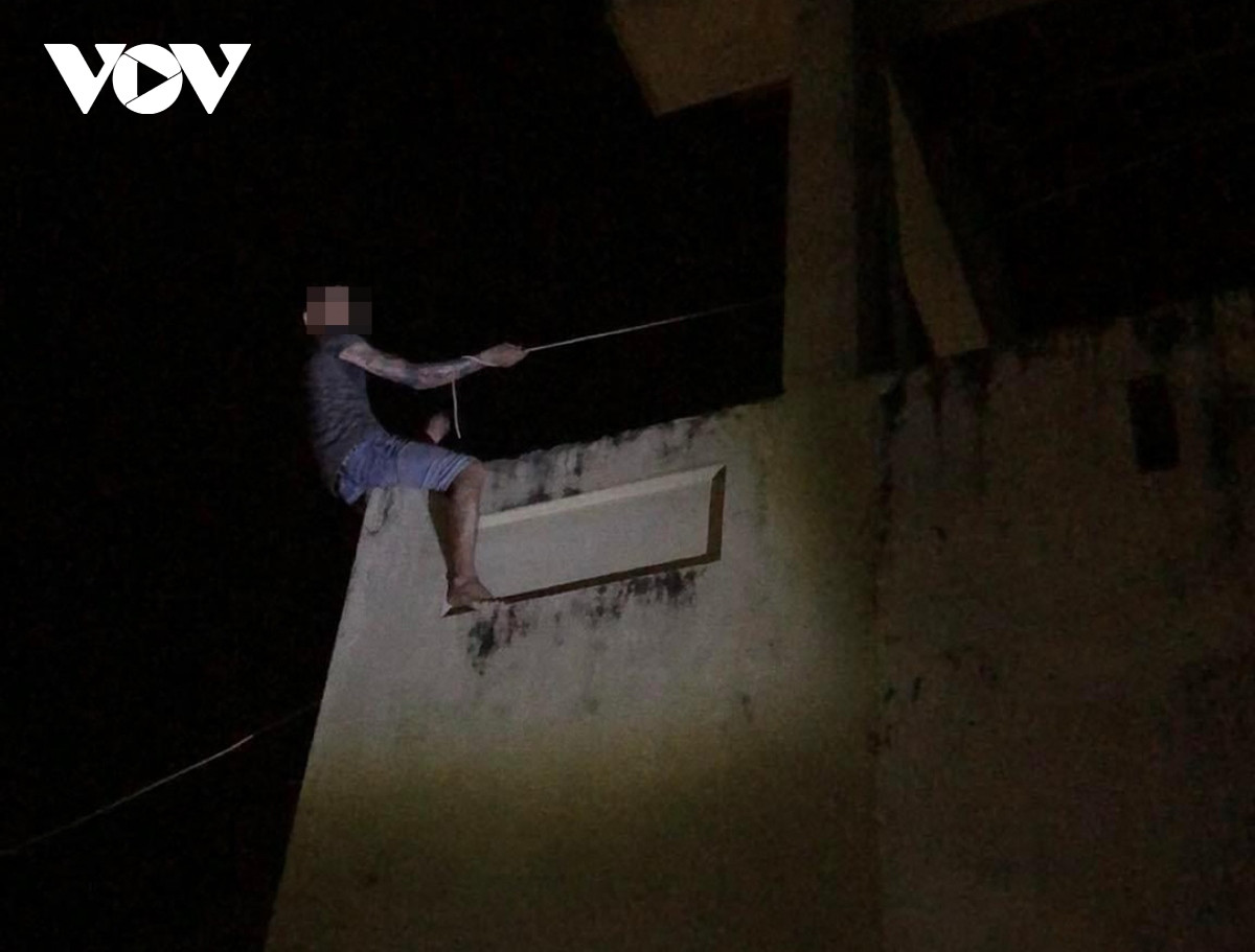 Người đàn ông leo trên tầng cao