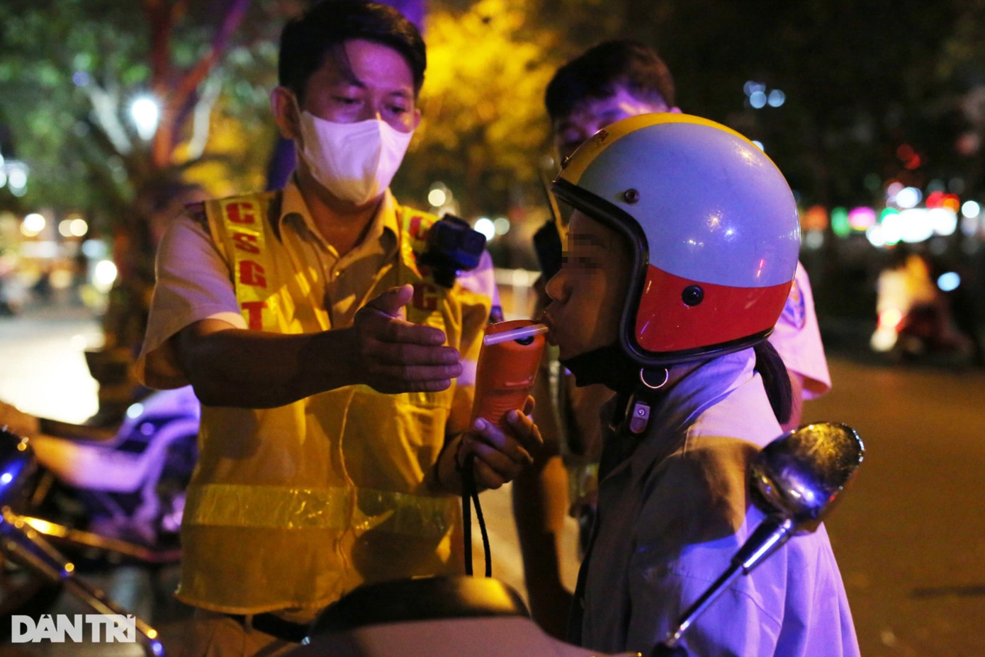 Tài xế nữ có nồng độ cồn kịch khung vì uống 3 lon bia (Ảnh: An Huy). Tài xế nữ có nồng độ cồn kịch khung vì uống 3 lon bia (Ảnh: An Huy).