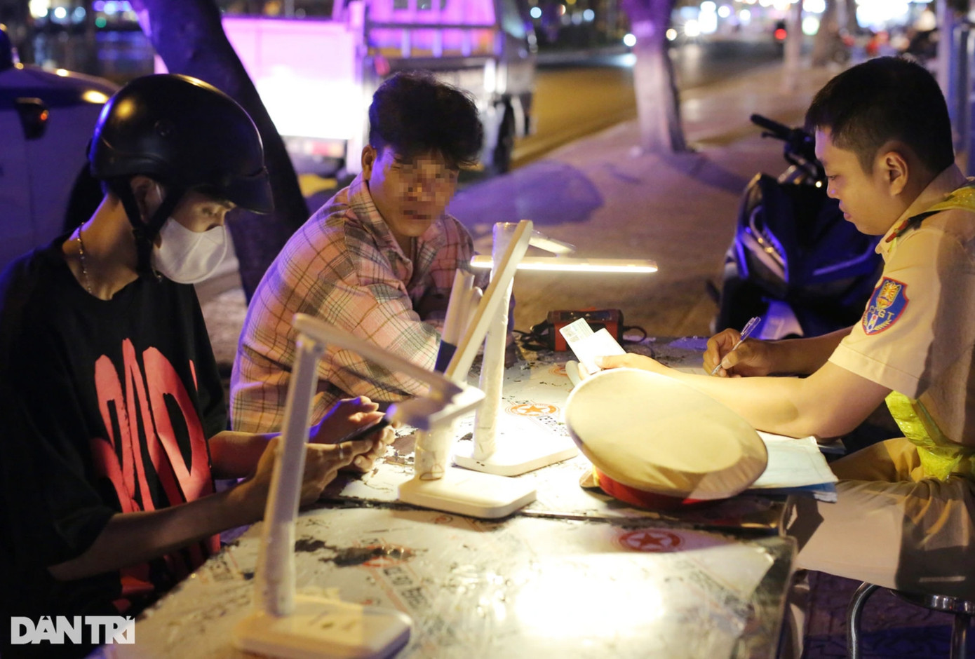 Anh P. uống 2 lon bia chia tay đồng nghiệp, trên đường lái xe về nhà bị CSGT phạt 7 triệu đồng (Ảnh: An Huy). Anh P. uống 2 lon bia chia tay đồng nghiệp, trên đường lái xe về nhà bị CSGT phạt 7 triệu đồng (Ảnh: An Huy).