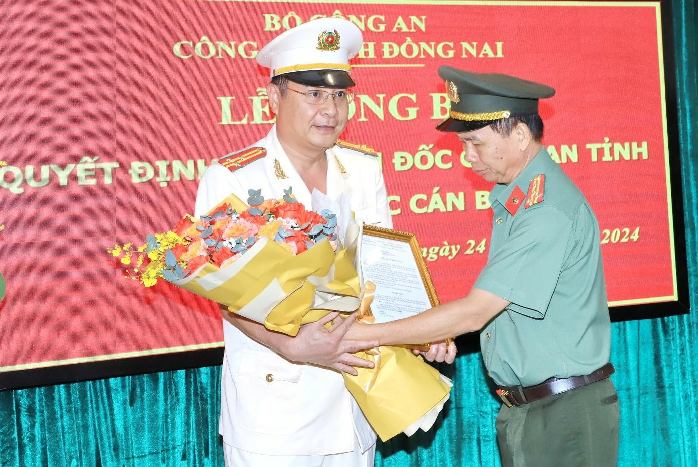 Đại tá Trần Tiến Đạt, Phó giám đốc Công an tỉnh trao quyết định bổ nhiệm lại thượng tá Vũ Văn Dũng, Trưởng phòng Cảnh sát cơ động Công an tỉnh giữ chức vụ Trưởng phòng Cảnh sát cơ động Công an tỉnh. Ảnh: Văn Nhuệ