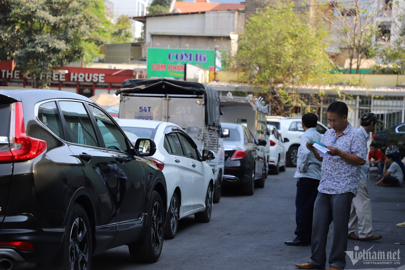 Nhu cầu tăng cao, người dân phải mất nhiều thời gian chờ đợi đến lượt đưa xe vào kiểm định. Ảnh: Tuấn Kiệt.