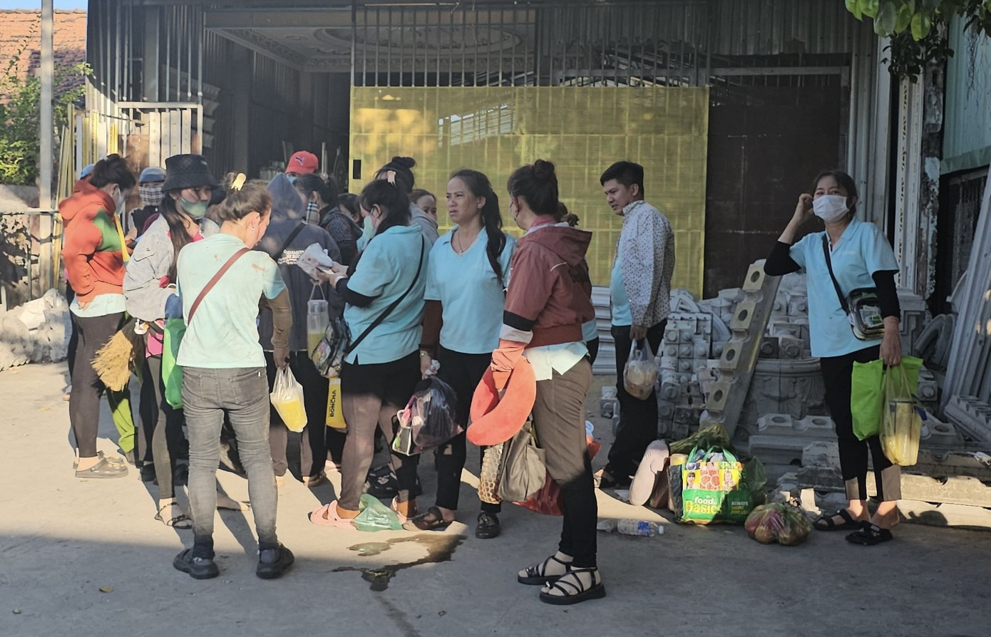 Vụ tai nạn lật xe khiến một số công nhân bị xây xát nhẹ. Ảnh: M.Đ.