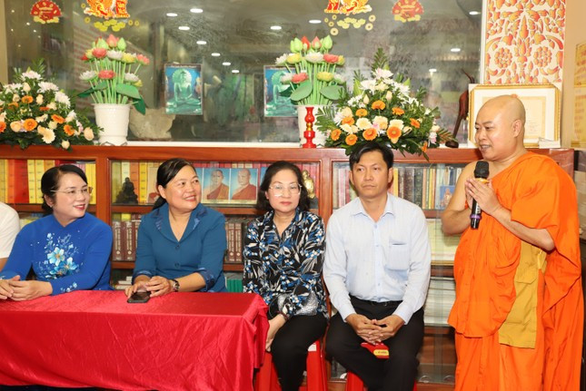 Đại đức Thích Nguyên Trí (bìa phải) gửi lời cám ơn các cấp chính quyền đã quan tâm, chăm lo đến đồng bào Khmer trong dịp Tết cổ truyền Chôl Chnăm Thmây năm nay. Đại đức Thích Nguyên Trí (bìa phải) gửi lời cám ơn các cấp chính quyền đã quan tâm, chăm lo đến đồng bào Khmer trong dịp Tết cổ truyền Chôl Chnăm Thmây năm nay.