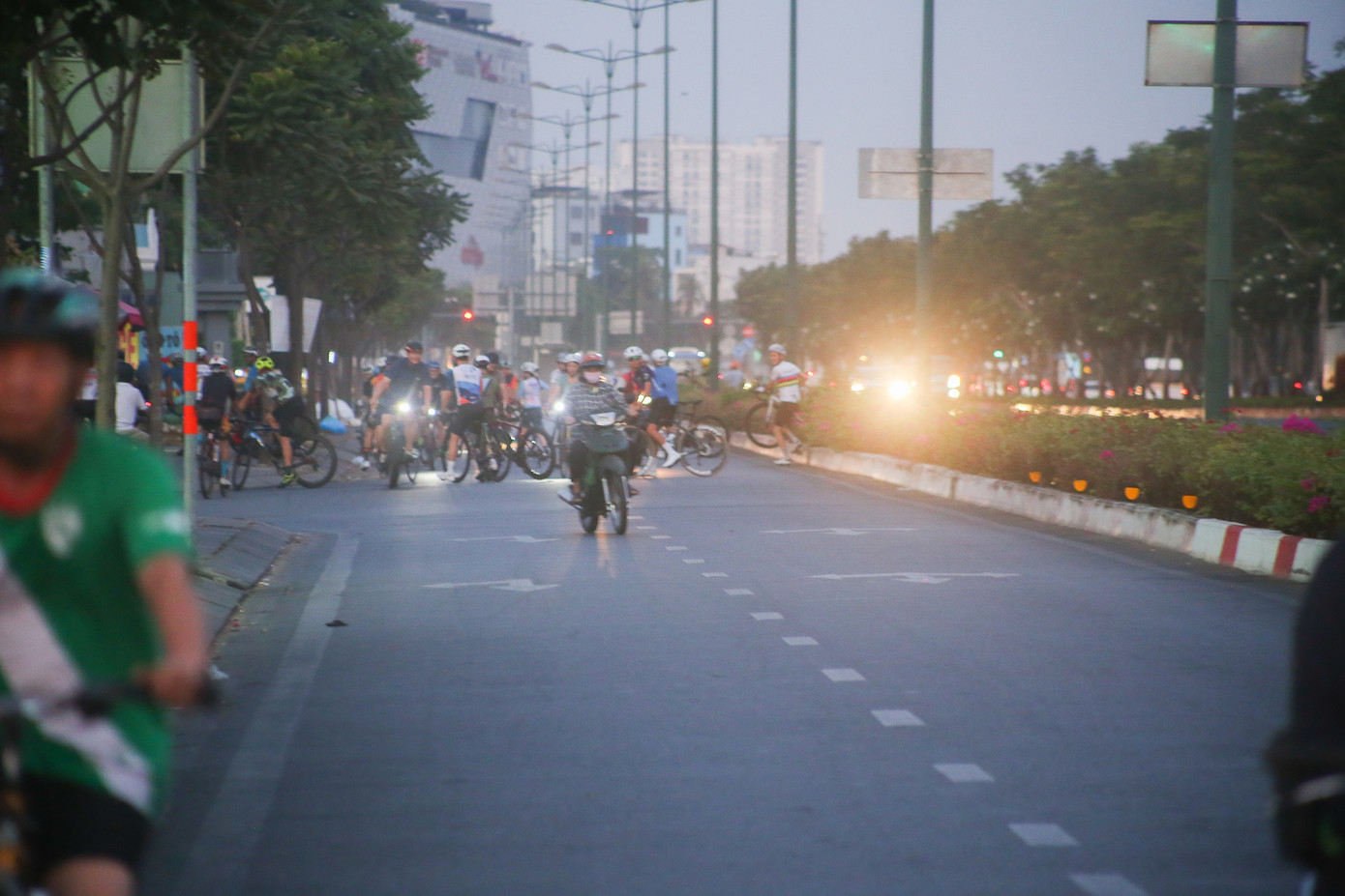 Nhiều người đi xe đạp đã khiêng xe đạp băng qua con lươn để né chốt CSGT