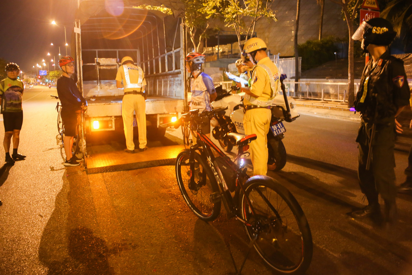 Đội CSGT Hàng Xanh xử phạt người đi xe đạp vào làn đường dành cho xe ô tô trên đường Phạm Văn Đồng, ảnh ghi nhận lúc 4h30 sáng. Ảnh: Mạnh Tiến