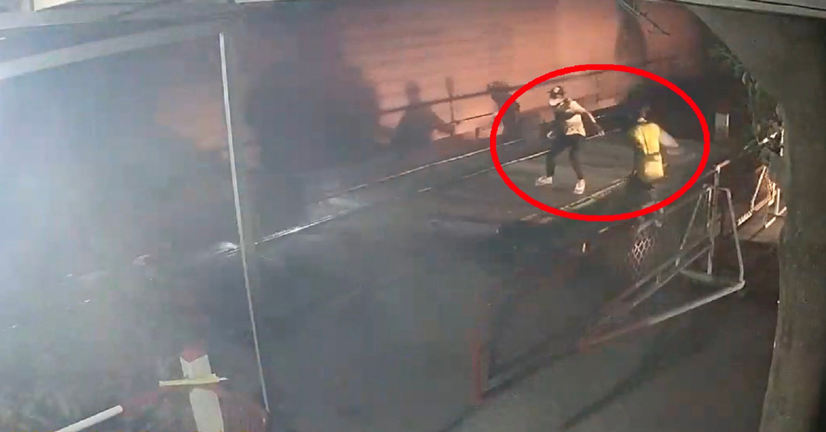 Thanh niên lao vào tàu hoả tự tử được nhân viên gác chắn cứu kịp thời. Ảnh cắt từ clip.