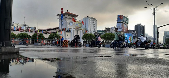Quận 1 sau cơn mưa (ảnh: Thanh Long) Quận 1 sau cơn mưa (ảnh: Thanh Long)