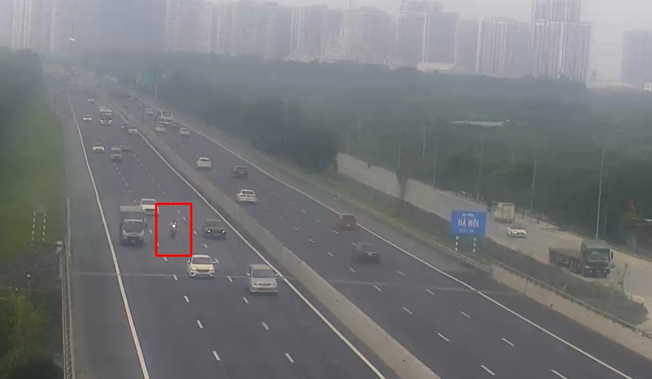 Hệ thống camera ghi lại hình ảnh xe máy lao nhanh trên đường cao tốc. Ảnh: VOV