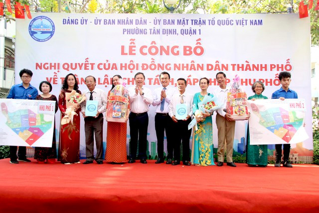 Phó Chủ tịch UBND TP HCM Dương Anh Đức chúc mừng các khu phố mới vừa được thành lập