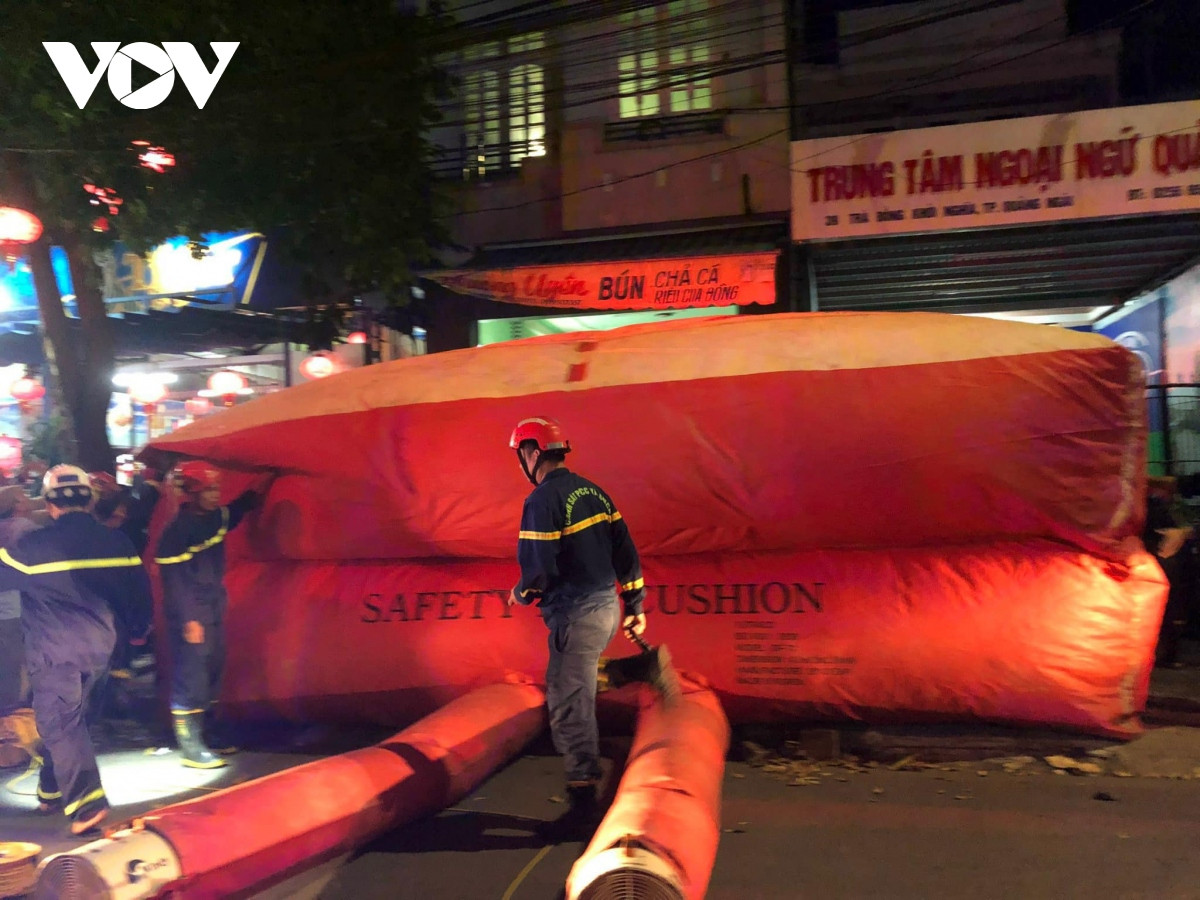 Công an sử dụng nệm hơi trải phía dưới