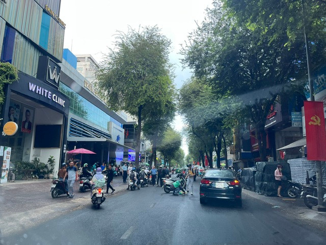 Cơn mưa sáng 26-4 không lớn nhưng khiến mặt đường trơn trượt, nhiều xe bị ngã Cơn mưa sáng 26-4 không lớn nhưng khiến mặt đường trơn trượt, nhiều xe bị ngã