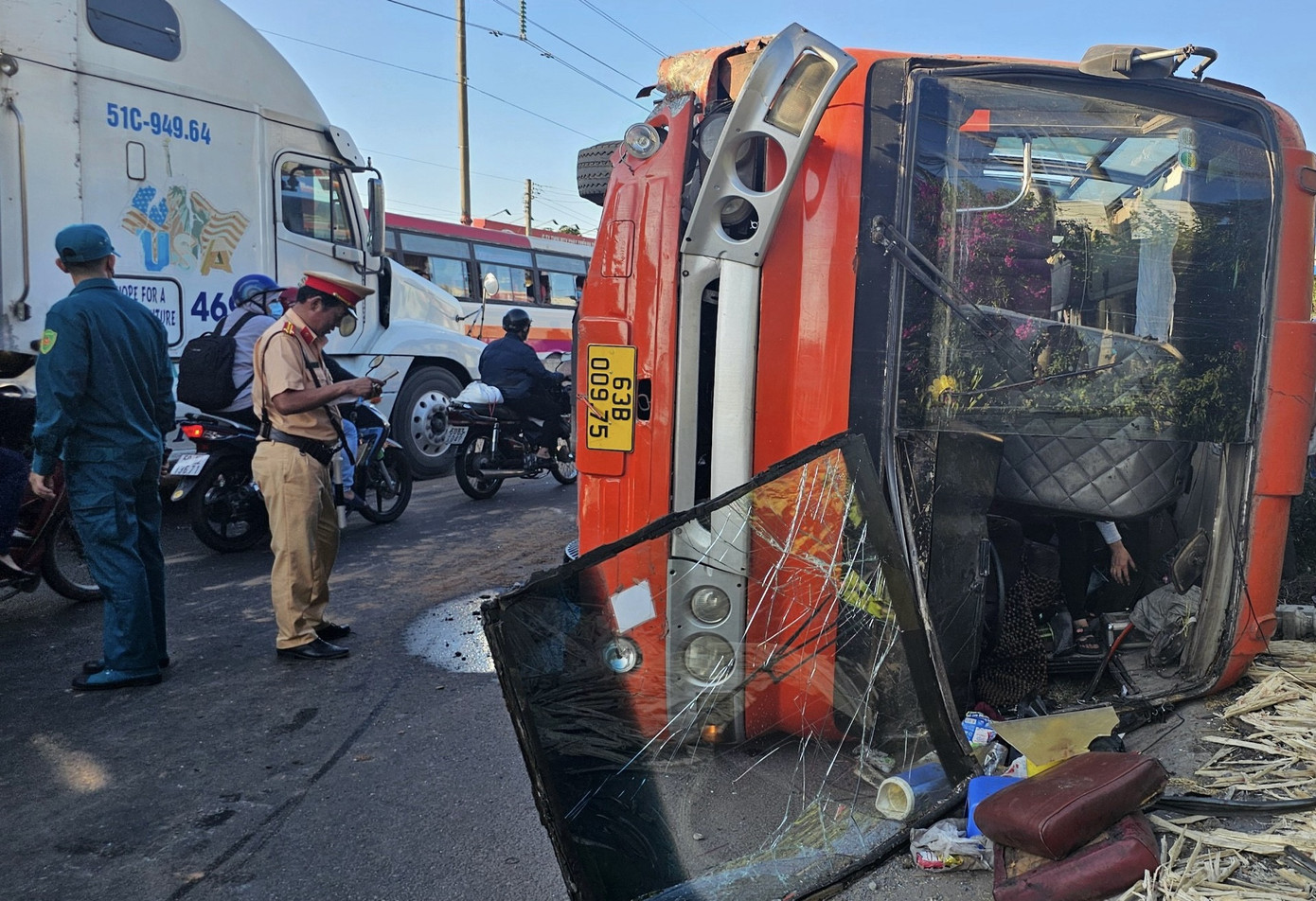 Lực lượng chức năng có mặt phong tỏa, điều tra nguyên nhân tai nạn. Ảnh: M.Đ.