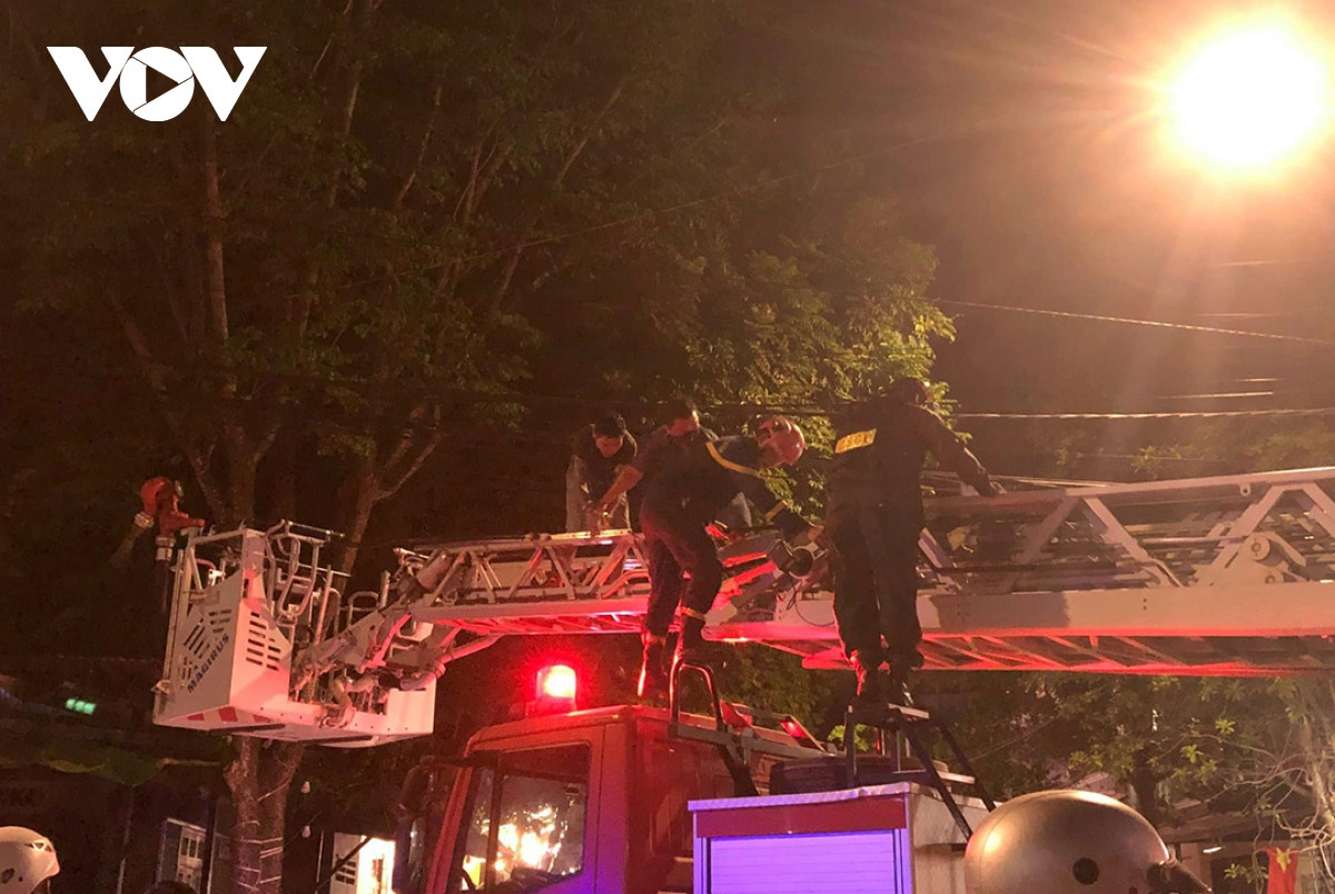 Sử dụng xe thang để tiếp cận vị trí trên cao