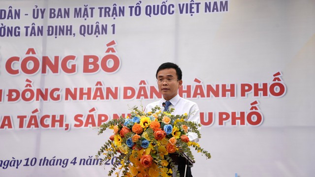 Ông Phạm Xuân Khánh, Bí thư Đảng ủy phường Tân Định gửi lời tri ân đối với các cá nhân đã gắn bó, cống hiến nhiều năm tại các khu phố, tổ dân phố cũ