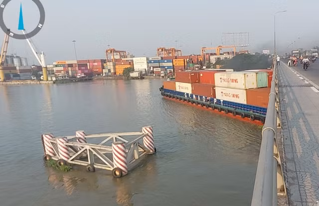 Tàu va vào cầu Đồng Nai