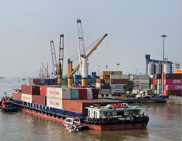 Tàu hàng được đưa ra khỏi gầm cầu Tàu hàng được đưa ra khỏi gầm cầu