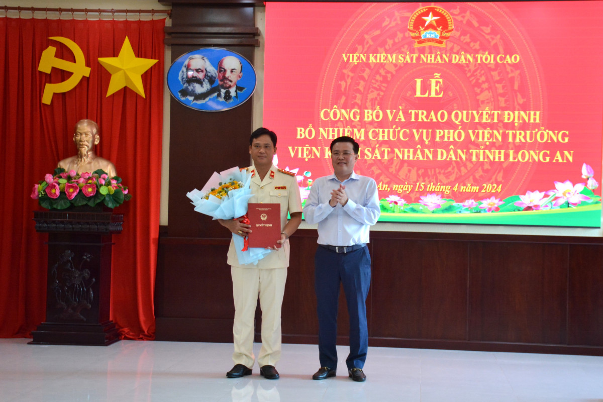 Phó Bí thư Thường trực Tỉnh ủy, Trưởng đoàn đại biểu Quốc hội tỉnh - Nguyễn Thanh Hải trao quyết định cho tân Phó Viện trưởng VKSND tỉnh - Nguyễn Thành Bông