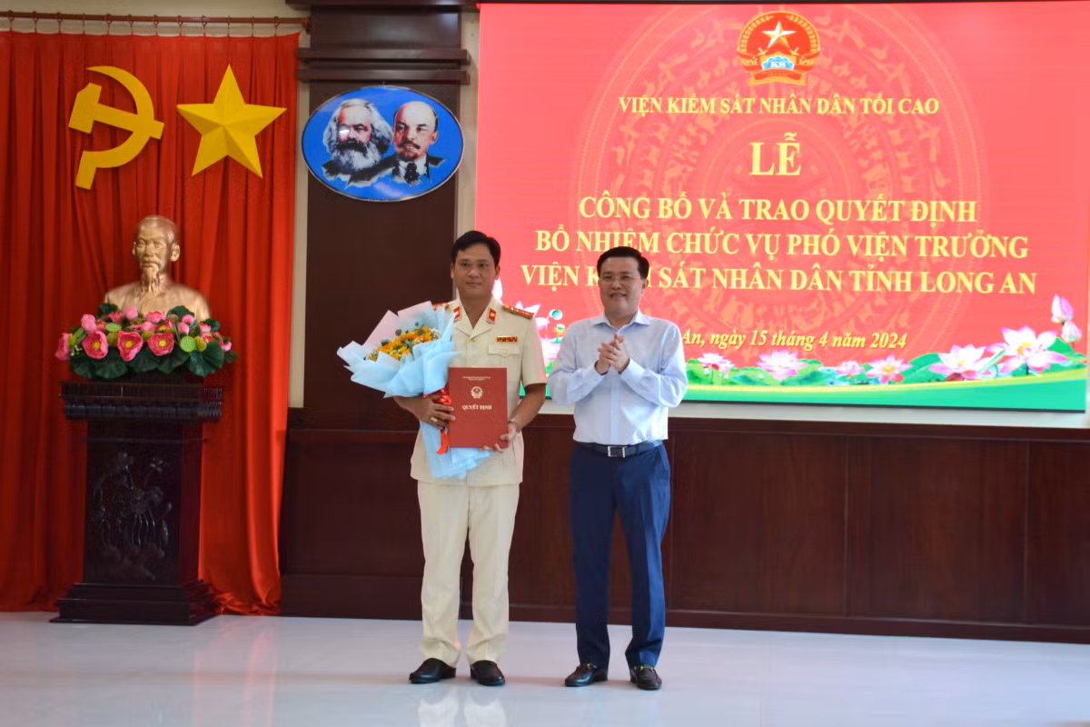 Phó Bí thư Thường trực Tỉnh ủy, Trưởng đoàn đại biểu Quốc hội tỉnh - Nguyễn Thanh Hải trao quyết định cho tân Phó Viện trưởng VKSND tỉnh - Nguyễn Thành Bông Phó Bí thư Thường trực Tỉnh ủy, Trưởng đoàn đại biểu Quốc hội tỉnh - Nguyễn Thanh Hải trao quyết định cho tân Phó Viện trưởng VKSND tỉnh - Nguyễn Thành Bông