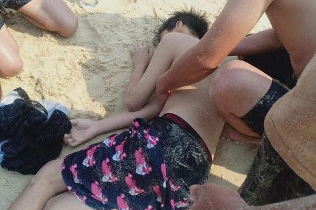 Một trong 3 học sinh đuối nước được đưa lên bờ an toàn (Ảnh: Nhật Anh). Một trong 3 học sinh đuối nước được đưa lên bờ an toàn (Ảnh: Nhật Anh).